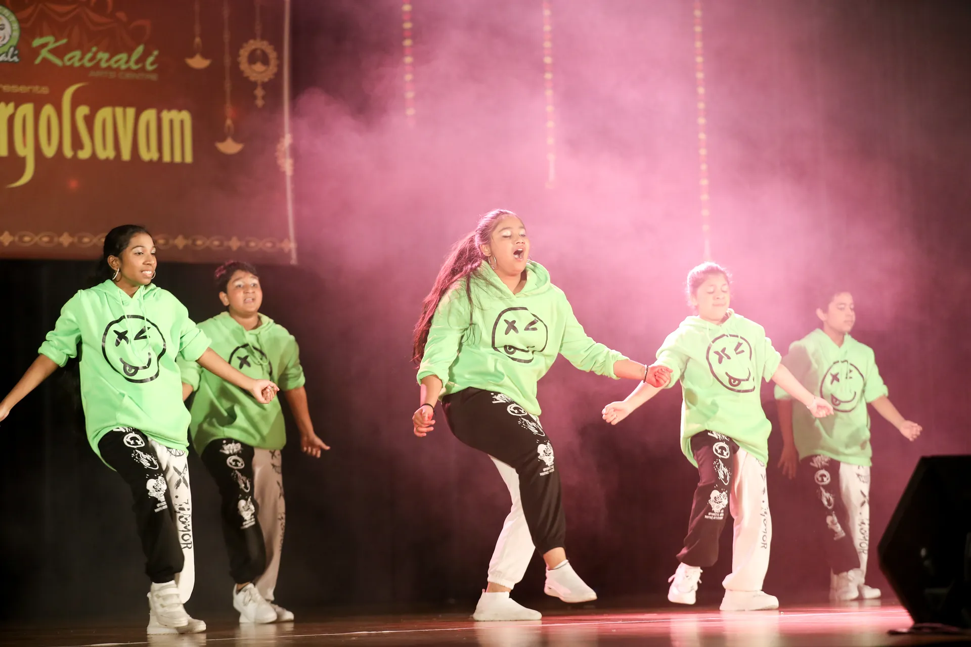Bollywood Dance Students Perfo...